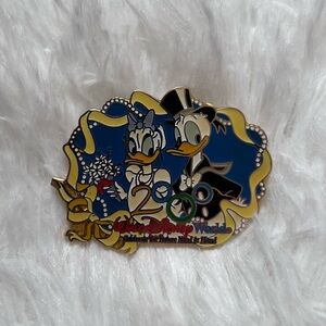 Disney Pintraders Walt Disney World Donald and Daisy Duck 2000 Celebration Pin